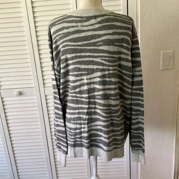 Ava & Vic‎ Cute grey zebra print sweater size 2X good condition tunic length - Picture 2 of 4